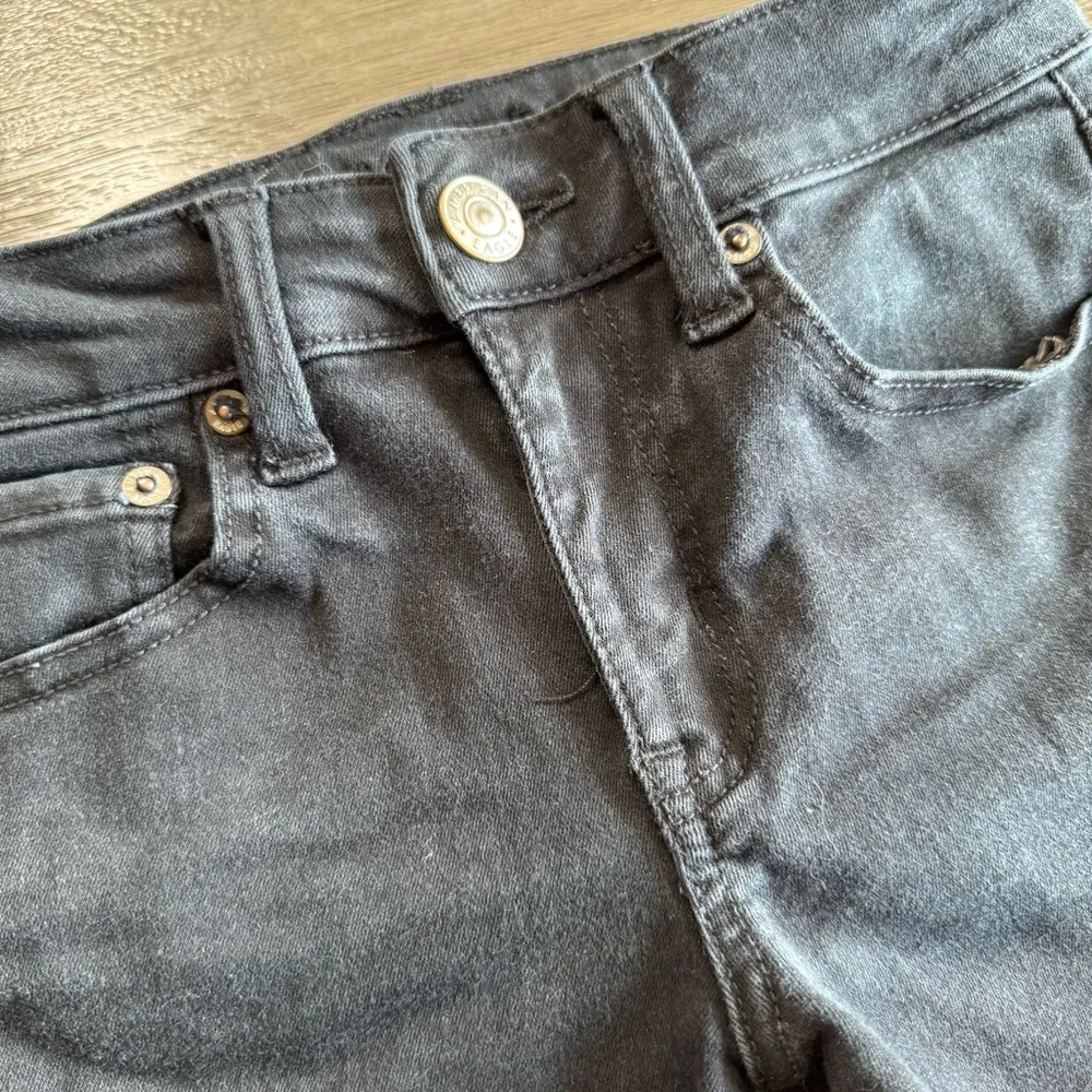 AEO Solid Black Denim Midi Shorts Jeans 00
